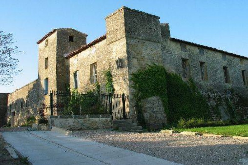 Location de vacances - Chambre d'hôtes à Fabrègues - Entrée principale de la Commanderie, parking privatif clos.