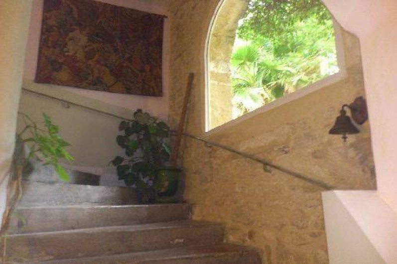 Location de vacances - Chambre d'hôtes à Fabrègues - Un escalier en pierre médiéval pour accéder au 2ème étage.