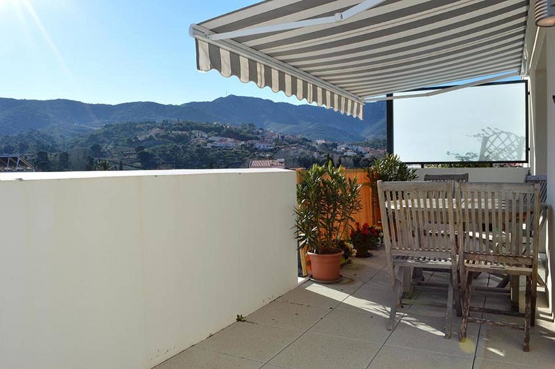 Location de vacances - Appartement à Banyuls-sur-Mer - Terrasse; table et chaises en teck. Chaises longue. Orientation est