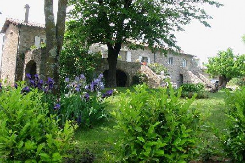 Location de vacances - Gîte à Meyras - Vue d'ensemble de la maison, 2° escalier à D gîte