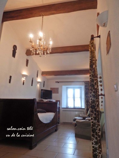 Location de vacances - Gîte à Meyras - petit salon avec un lit en 90. Télé - lecteur DVD - connexion wifi