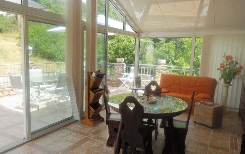 Location de vacances - Gîte à Meyras - dans véranda S.à manger-salon  un couchage 2 pl avec 1 autre canapé en face