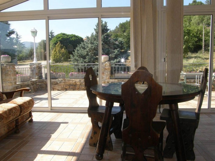 Location de vacances - Gîte à Meyras - du petit salon coup d'oeil  dans la véranda et sur la terrasse