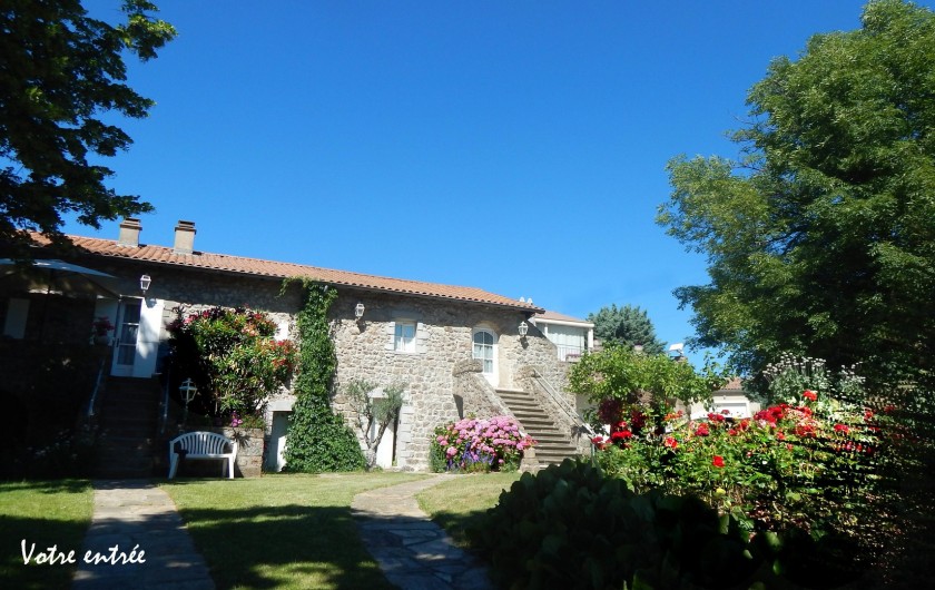 Location de vacances - Gîte à Meyras - Votre entrée sur partie à droite de la maison