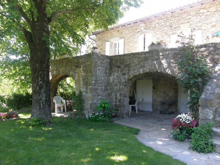 Location de vacances - Gîte à Meyras - vous trouverez  la fraîcheur sous la terrasse  et sous le grand tilleul