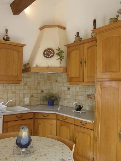 Location de vacances - Gîte à Meyras - Cuisine - avec plaque cuisson, four traditionnel et micro ondes, frig-congel.