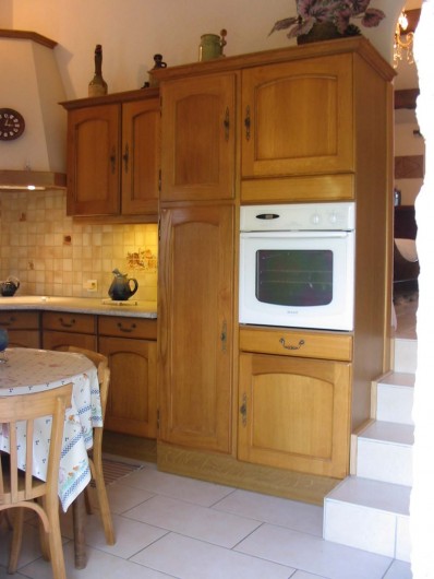 Location de vacances - Gîte à Meyras - Four traditionnel dans placard,  au-dessus un four micro-ondes