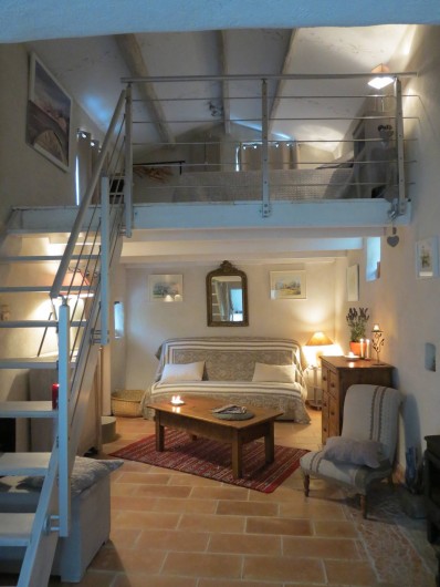 Location de vacances - Villa à Nyons - coin salon et chambre en mezzanine.