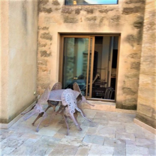 Location de vacances - Appartement à Pézenas - terrasse privative donnant sur baie vitrée de la salle à manger