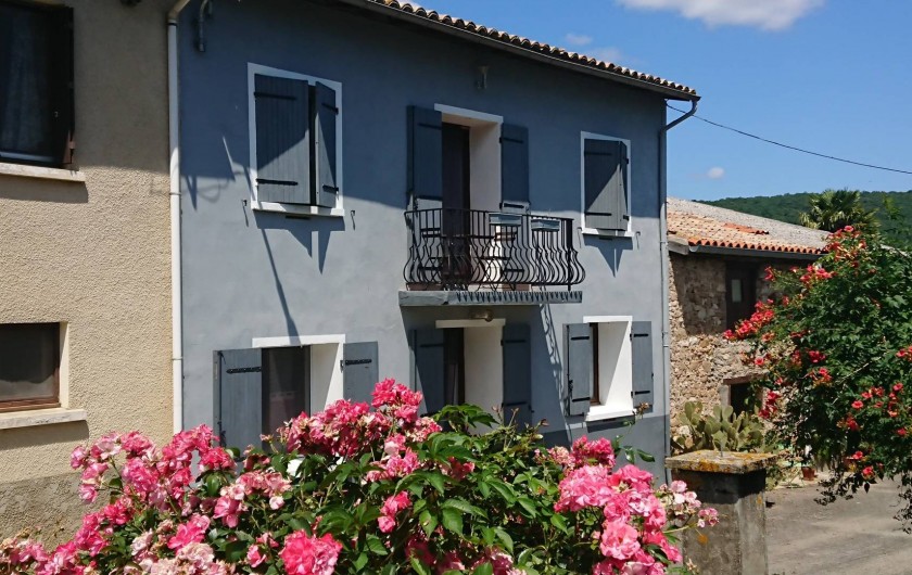 Location de vacances - Gîte à Puivert - Façade (Gîte Jardin en bas et Balcon en haut)