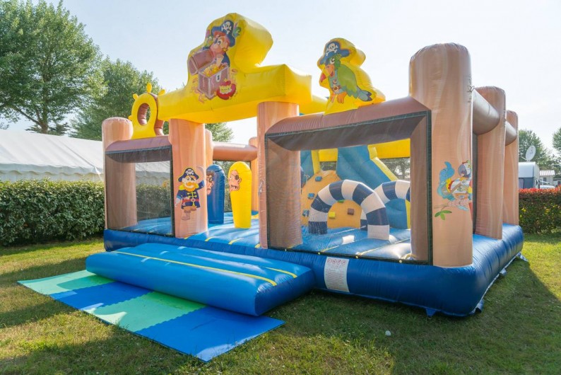 Location de vacances - Camping à Guérande - chateau gonflable pour les enfants