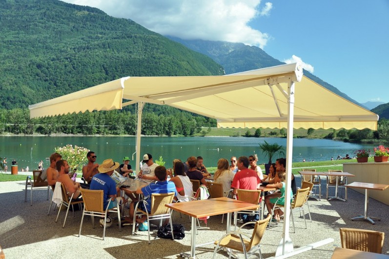Location de vacances - Chalet à Saint-Georges-d'Hurtières - La terrasse du Café Gourmand