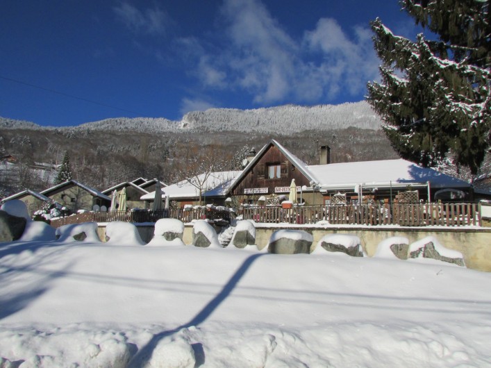 Location de vacances - Chalet à Saint-Georges-d'Hurtières - L'Auberge des Hurtières (à 30 m. du gîte) sous la neige