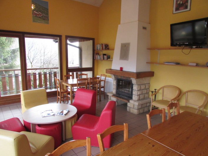 Location de vacances - Chalet à Saint-Georges-d'Hurtières - salon avec cheminée et TV