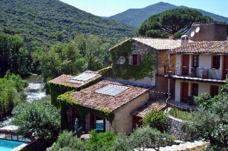 Location de vacances - Gîte à Vieussan - le gite de groupe avec piscine, au bord de la rivière "Orb" parfait cousinades