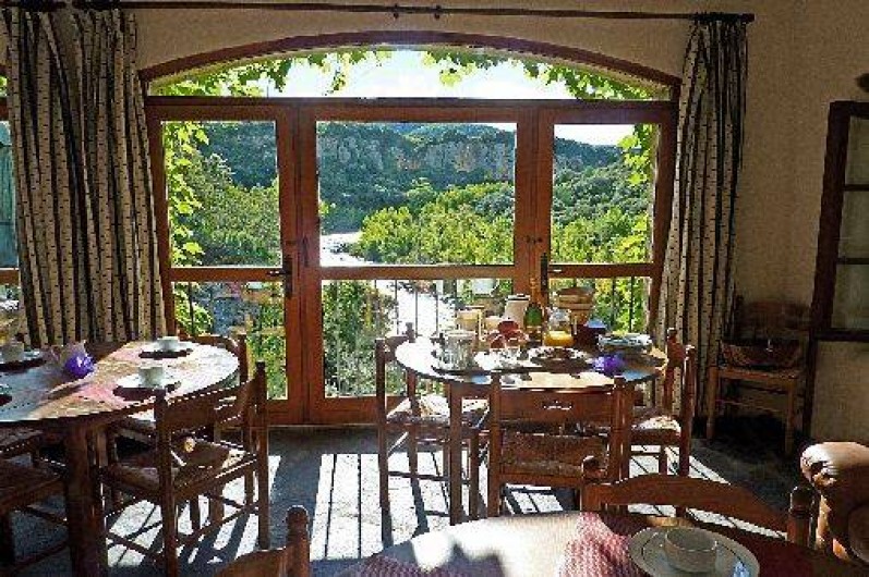 Location de vacances - Gîte à Vieussan - salle panoramique avec vue magnifique sur la belle nature du parc naturel