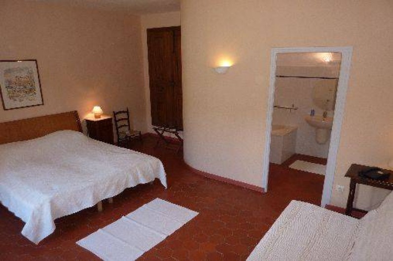 Location de vacances - Gîte à Vieussan - chambre spacieuse et lumineuse du gîte de groupe, parfait vacances familles