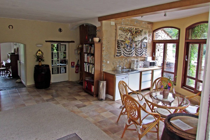 Location de vacances - Gîte à Vieussan - le hall d'accueil convivial pour réunions de famille, cousinades et séminaires