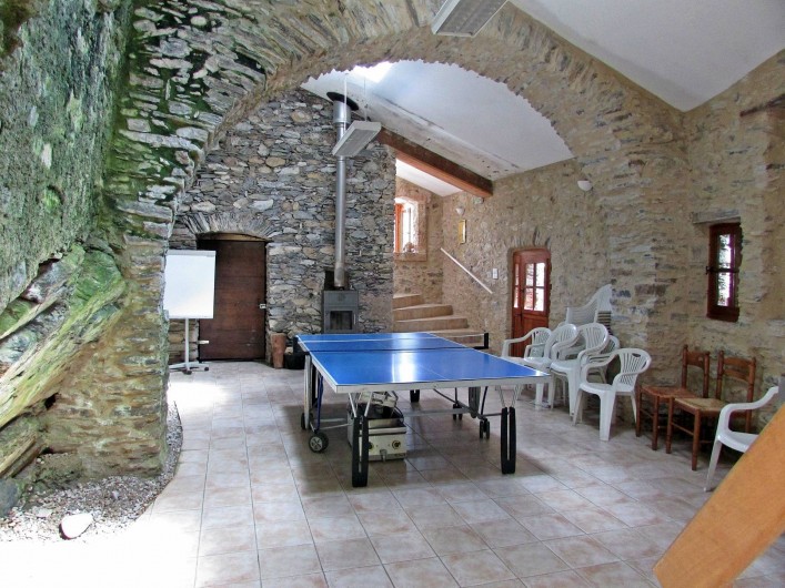 Location de vacances - Gîte à Vieussan - grande salle de ping-pong pour le plaisir des petits et grands du grand gîte