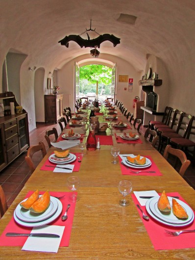Location de vacances - Gîte à Vieussan - salle à manger avec piano à queue du grand gîte du Domaine de Miravel