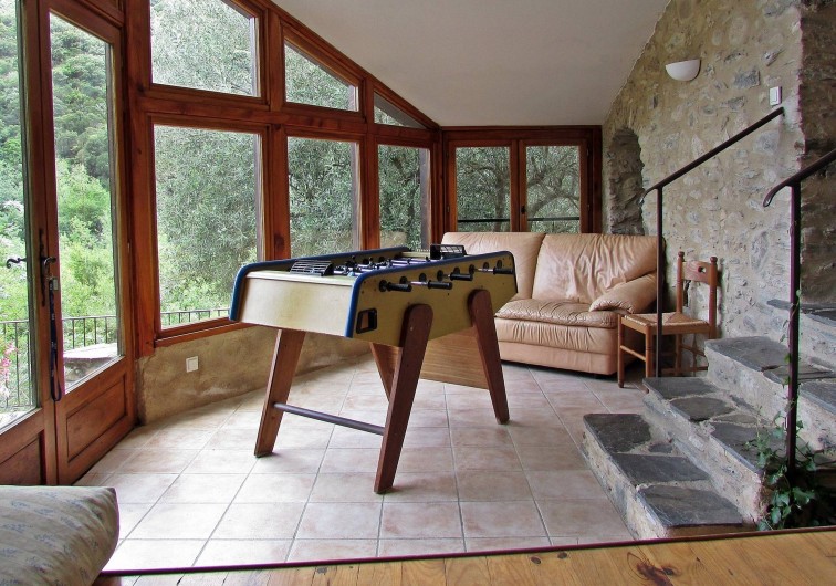 Location de vacances - Gîte à Vieussan - baby-foot dans salle de jeux surplombant rivière et piscine, gîte de groupe