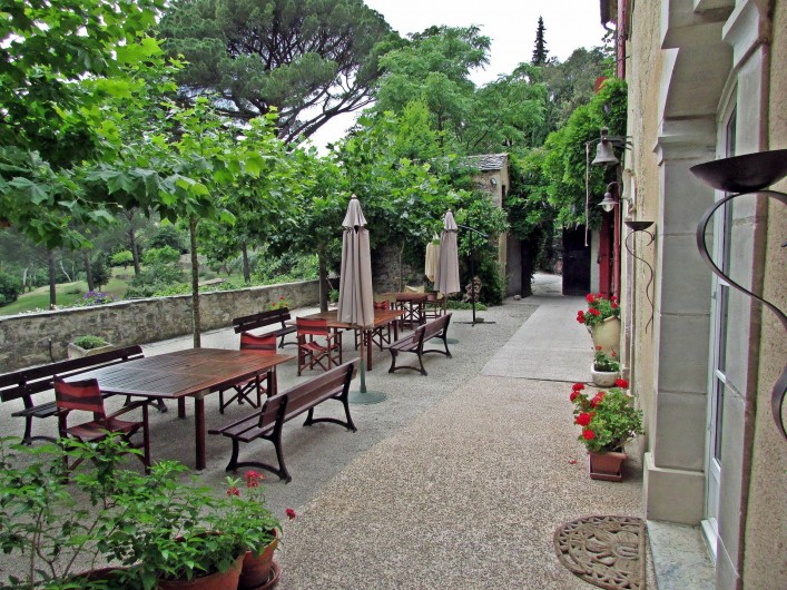 Location de vacances - Gîte à Vieussan - la court du gîte de groupe "Domaine de Miravel", vacances en famille