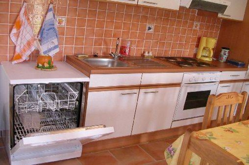Location de vacances - Gîte à Gagnières - Cuisine avec lave vaisselle