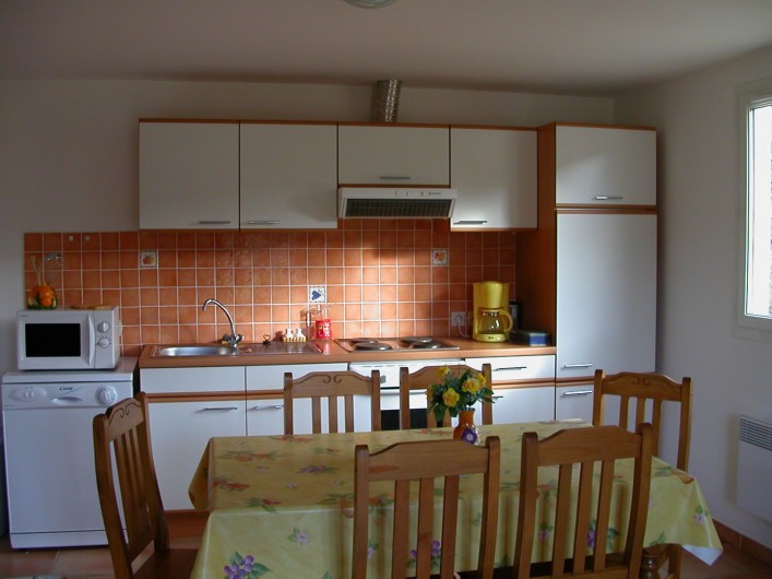 Location de vacances - Gîte à Gagnières - Séjour avec cuisine intégrée toute équipée