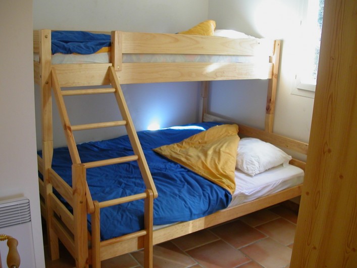 Location de vacances - Gîte à Gagnières - Chambre avec un lit  en 140 superposé d'un lit en 90 = 3 couchages