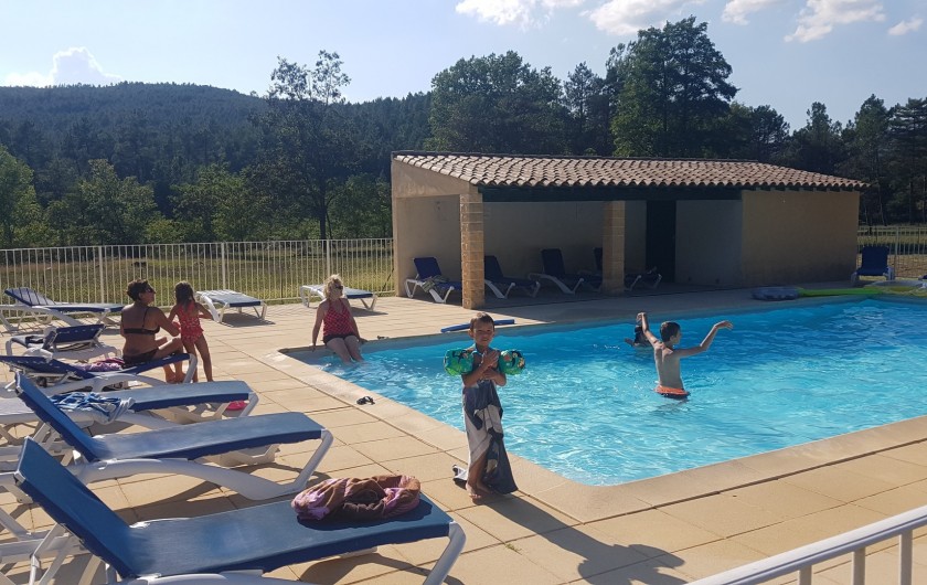 Location de vacances - Gîte à Gagnières - La piscine  partagée
