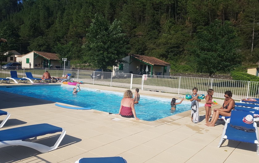Location de vacances - Gîte à Gagnières - la piscine  avec de confortables relax