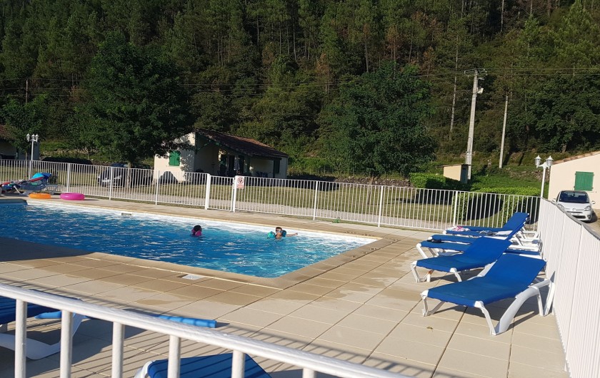 Location de vacances - Gîte à Gagnières - La piscine avec plage de 100 m2