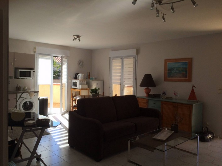 Location de vacances - Villa à Frontignan -  Grande pièce à vivre spacieuse,bien éclairée donnant  sur les deux terrasses. 