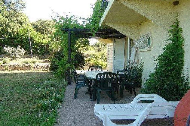 Location de vacances - Appartement à Cargèse - Pergolas et salon de jardin du RDC