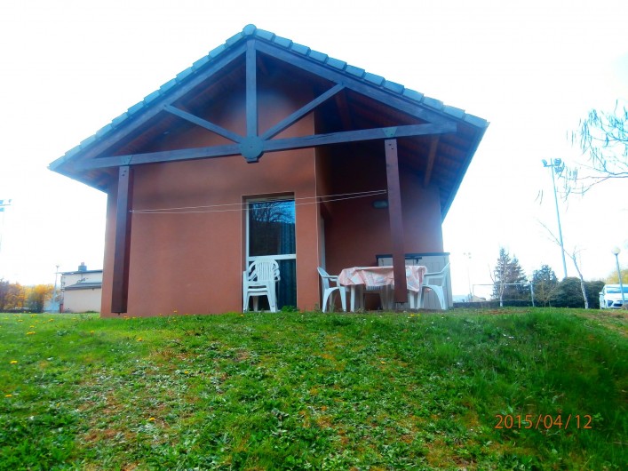 Location de vacances - Chalet à Saint-Geniez-d'Olt - Vue générale avec la terrasse