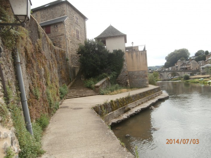 Location de vacances - Chalet à Saint-Geniez-d'Olt - Accès au centre ville en longeant le Lot