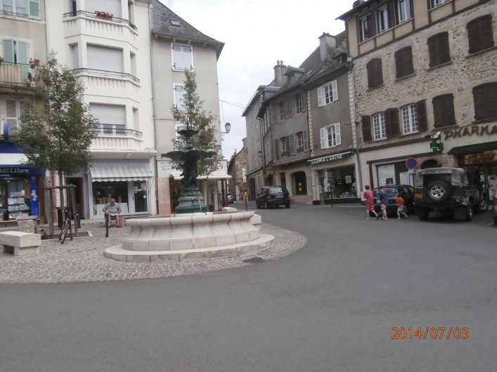 Location de vacances - Chalet à Saint-Geniez-d'Olt - Centre ville à 1/4 h à pied du gite avec boulangerie, tabac presse etc ..