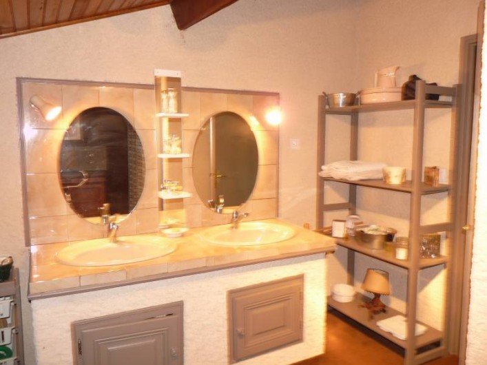 Location de vacances - Villa à Cabriès - Salle de bain côté lavabos