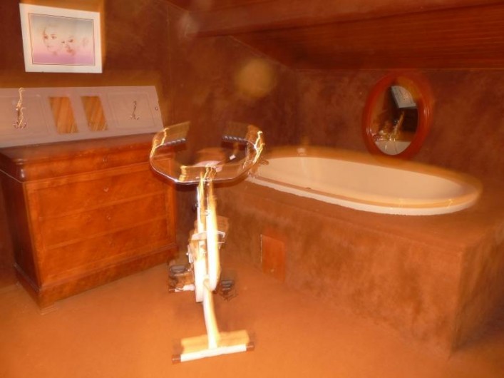 Location de vacances - Villa à Cabriès - Salle de bain avec baignoire, 2 lavabos et W.C