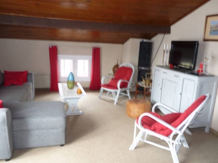 Location de vacances - Villa à Cabriès - Salon avec télévision et canapé convertible