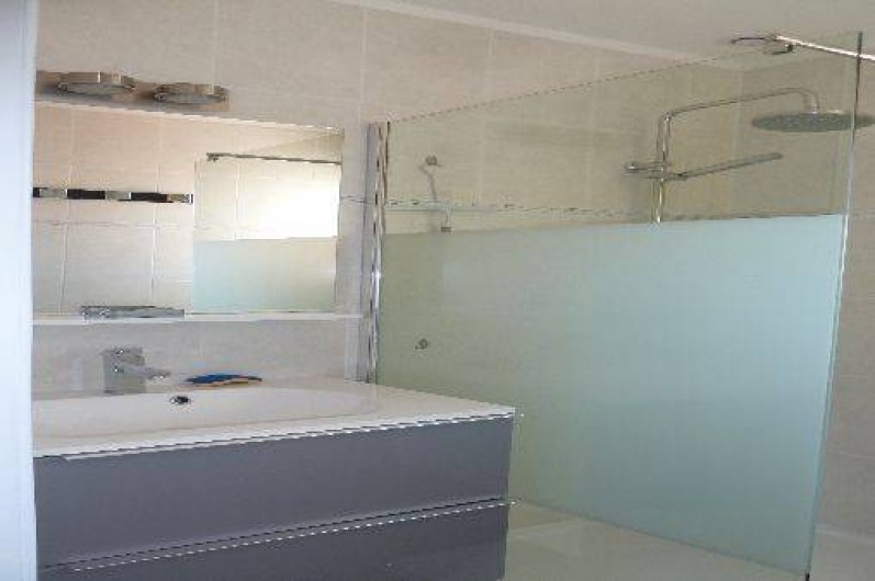 Location de vacances - Appartement à Montescot - salle de douche avec vasque et douche italienne