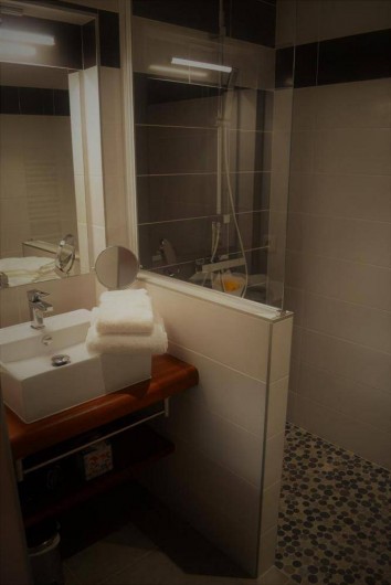 Location de vacances - Gîte à Esclottes - Salle d'eau avec douche