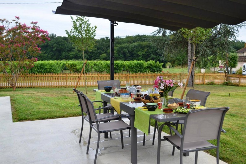 Location de vacances - Gîte à Esclottes - Terrasse gîte "blanc"