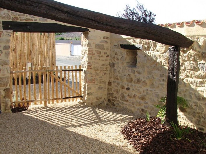 Location de vacances - Gîte à Les Clouzeaux - Patio avec barbecue et table de jardin
