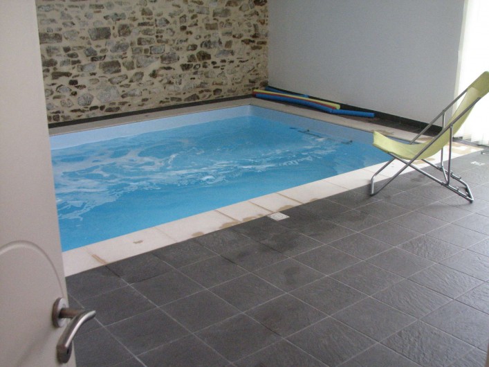 Location de vacances - Gîte à Les Clouzeaux - Porte d'accès vers la piscine intérieure