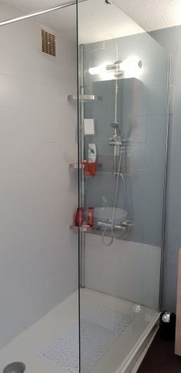 Location de vacances - Villa à Porto-Vecchio - Douche à l'italienne lavabo, sèche serviette