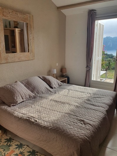 Location de vacances - Villa à Porto-Vecchio - Chambre, Grand lit 2 personnes. Accès terrasse Vue sur baie.