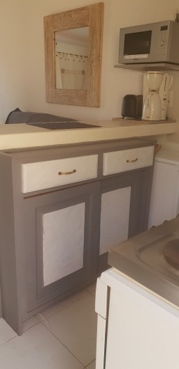 Location de vacances - Villa à Porto-Vecchio - Bar séparation cuisine/salon Meuble rangement