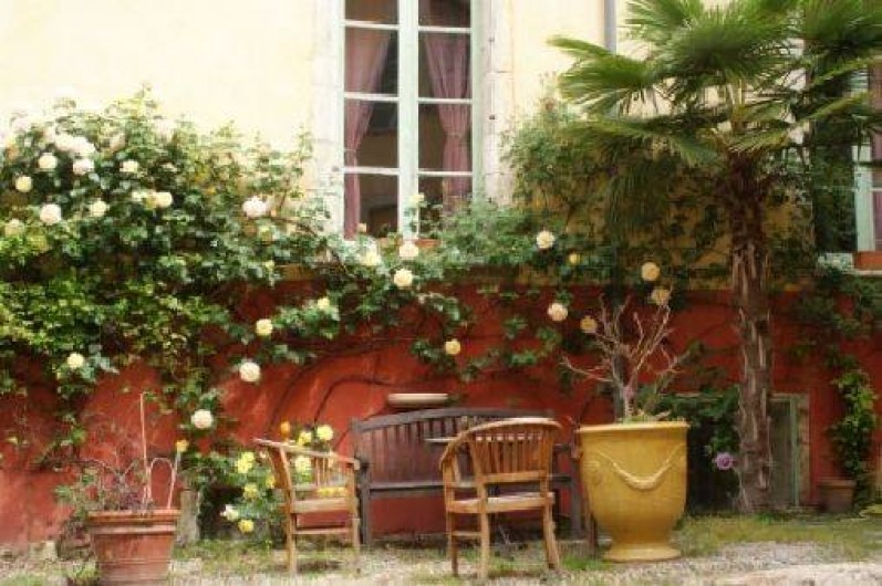 Location de vacances - Château - Manoir à Bourg-Saint-Andéol - cour interieure avec mobilier de jardin 