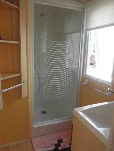 Location de vacances - Camping à Vias - Salle d'eau, avec placard sous lavabo + sèche cheveux.